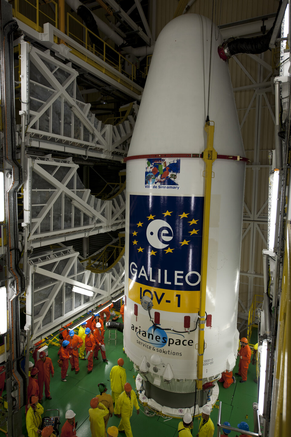 Die Fregat-Oberstufe mit den Galileo-Satelliten von der Nutzlastverkleidung umhüllt