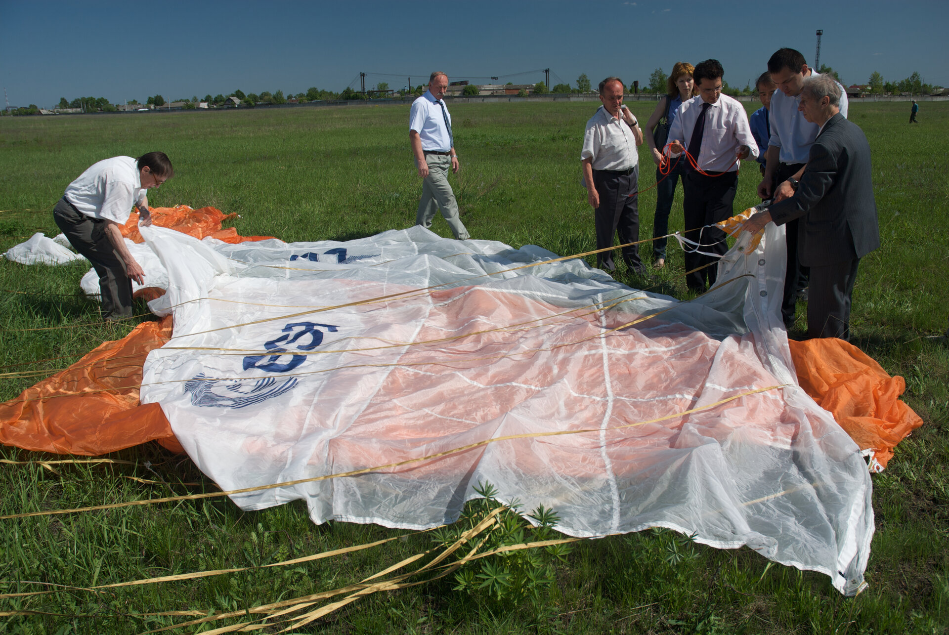 Inspection of the main parachute after landing