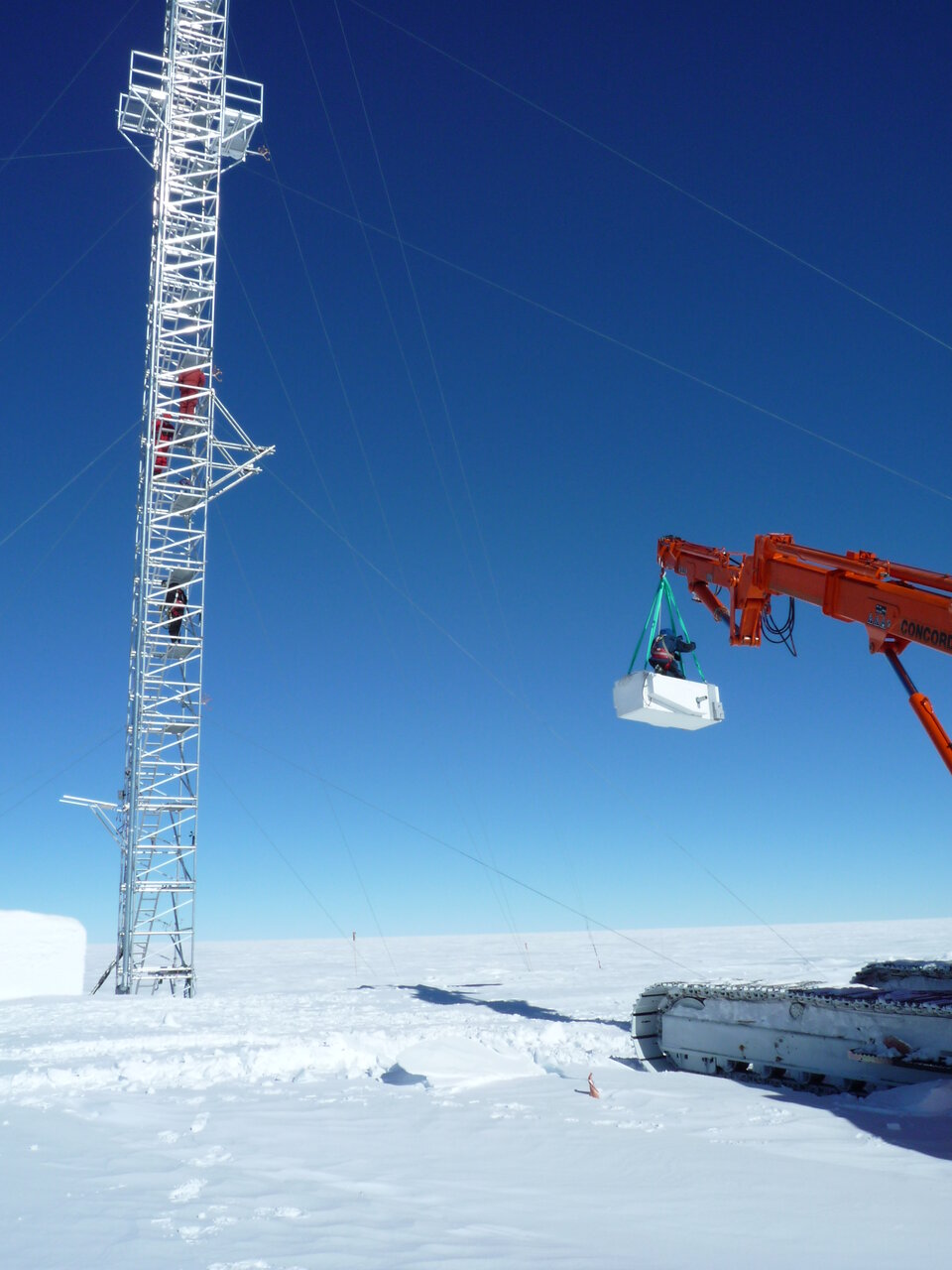 Installing Radomex instrument at Concordia