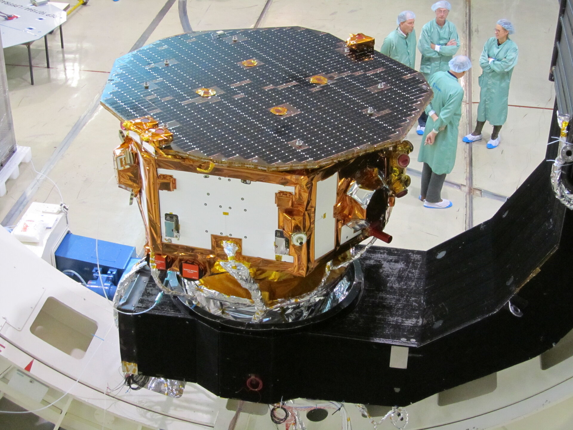 LISA Pathfinder with scientists in the clean room test environment