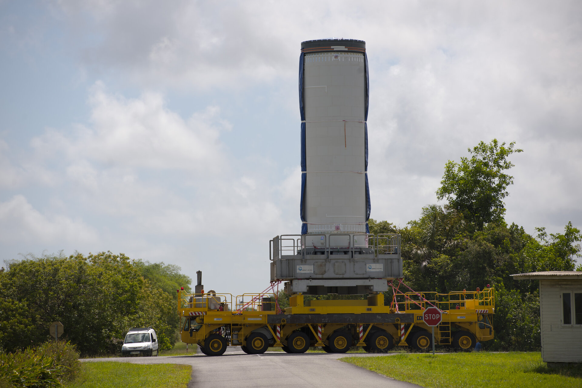 Transfer of Vega's P80 first stage to launch pad