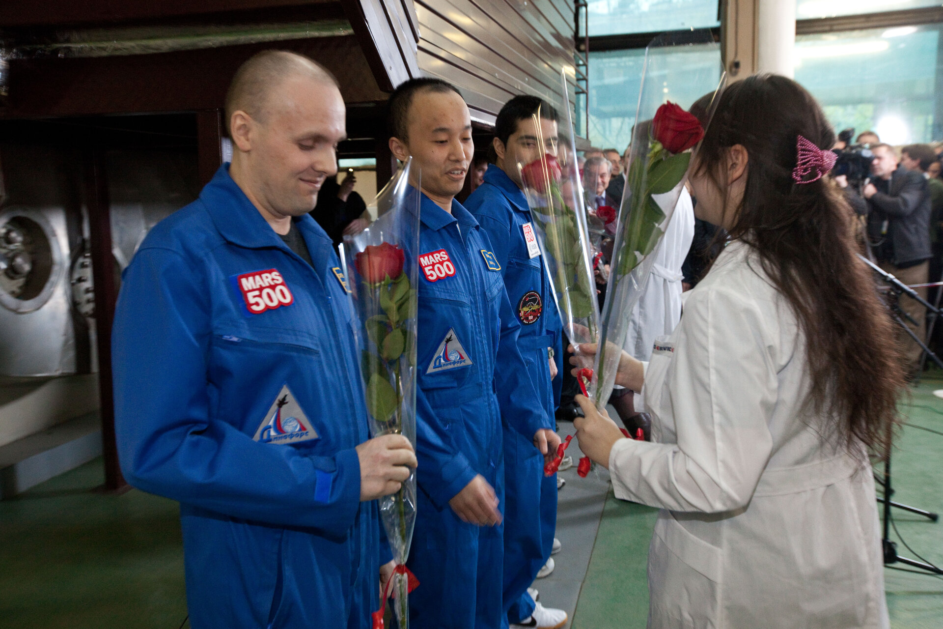 Mars500-astronauterna välkomnas tillbaka.