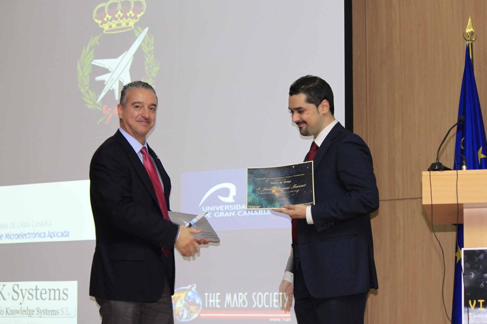 Amalio Monzon, entregando el premios a Javier Ventura-Traveset