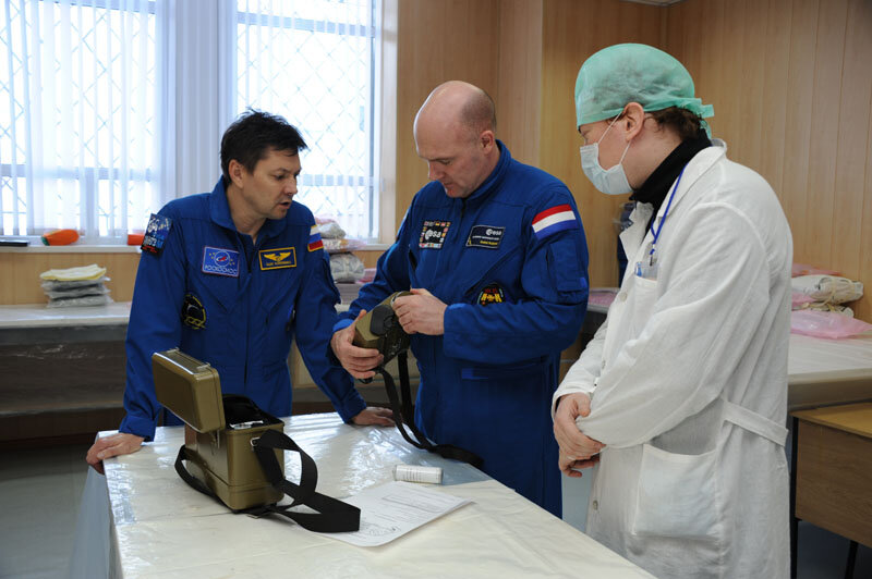 André Kuipers a Oleg Kononěnko kontrolují vybavení.