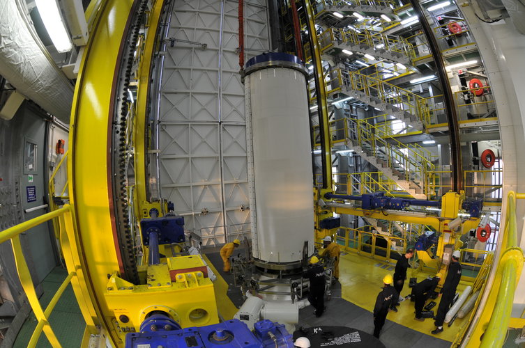 Hoisting of Vega's Zefiro-23 second stage