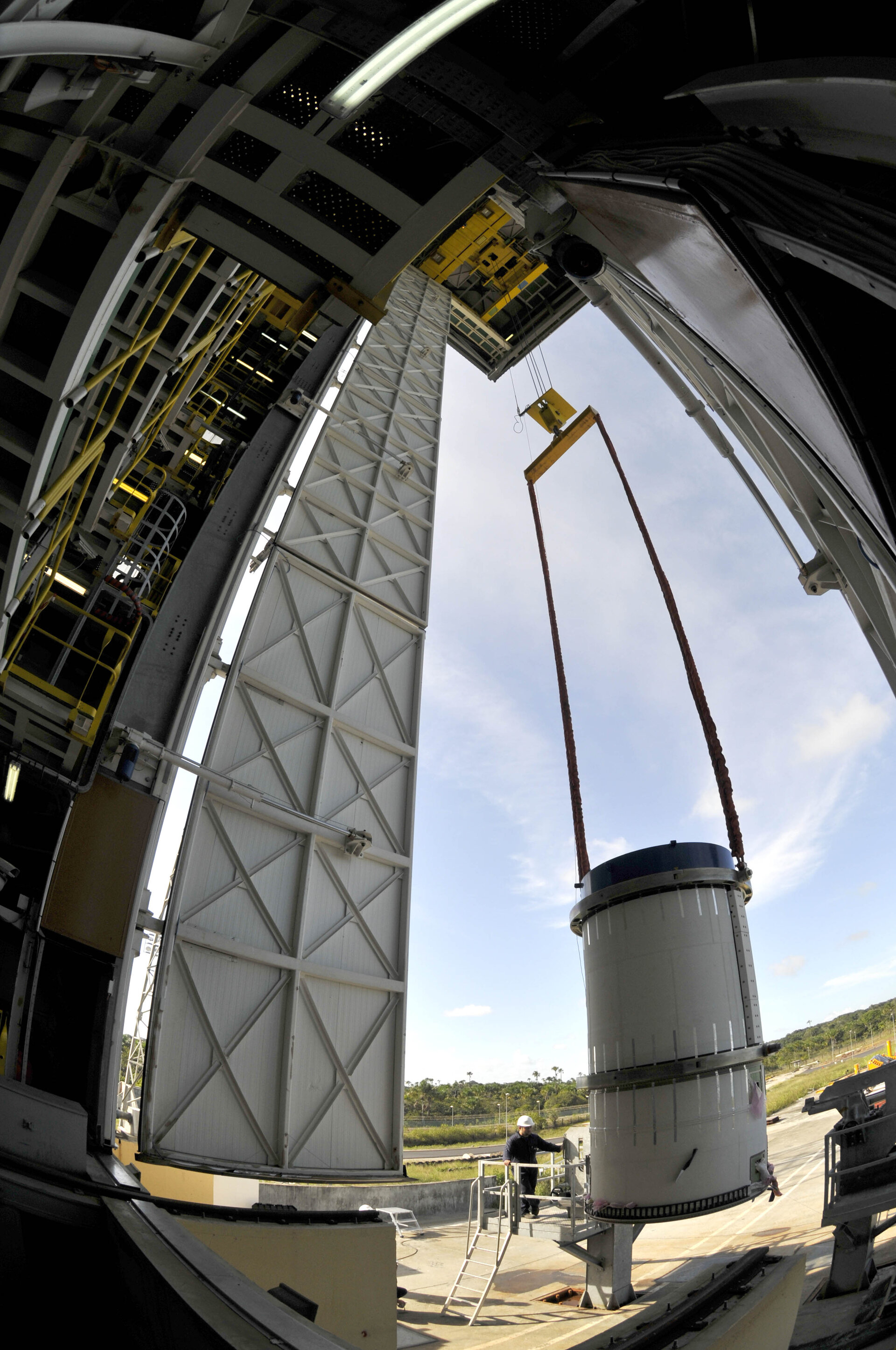 Hoisting of Vega's Zefiro-9 third stage