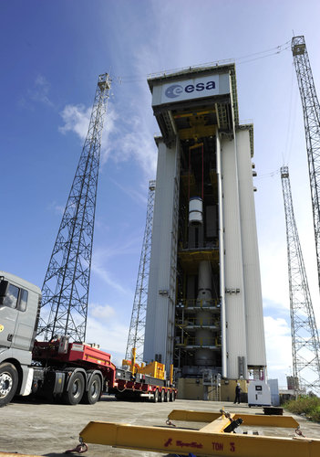 Hoisting of Vega's Zefiro-9 third stage