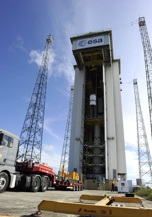 Hoisting of Vega's Zefiro-9 third stage