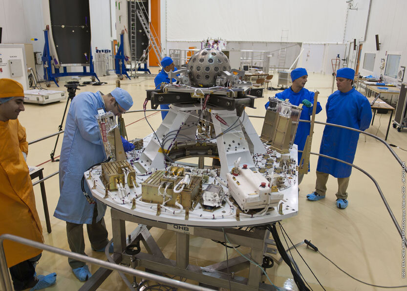 Přípravy družic LARES a ALMASat-1 stejně jako šesti cubesatů.