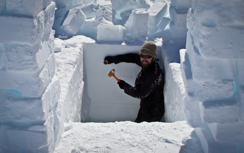 Die Forscher nehmen Eis- und Schneeproben.