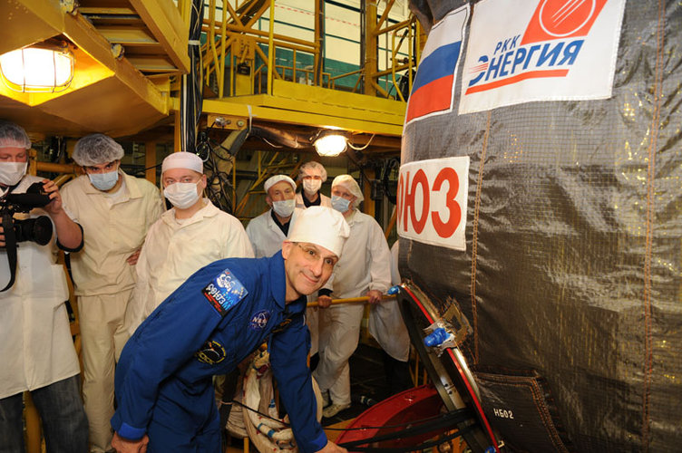 Soyuz inspection and suit fit check