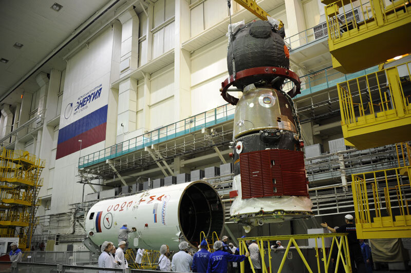 Loď Sojuz TMA-03M je připojovaná k nosné raketě.