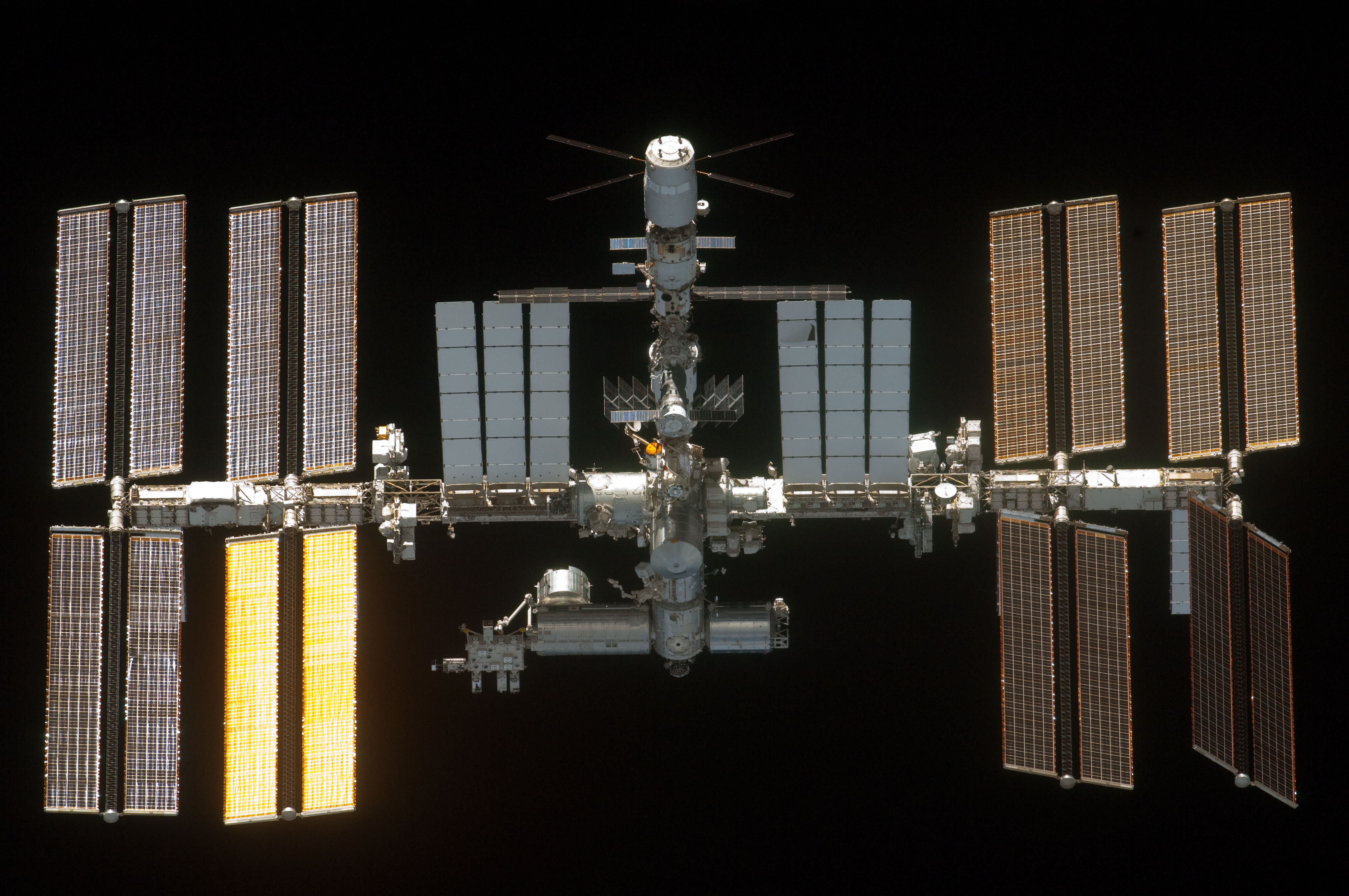 Какая сейчас станция в космосе. ISS Космическая станция. Международная Космическая станция МКС. МКС В 2002 году. Солнечные батареи МКС 1990.