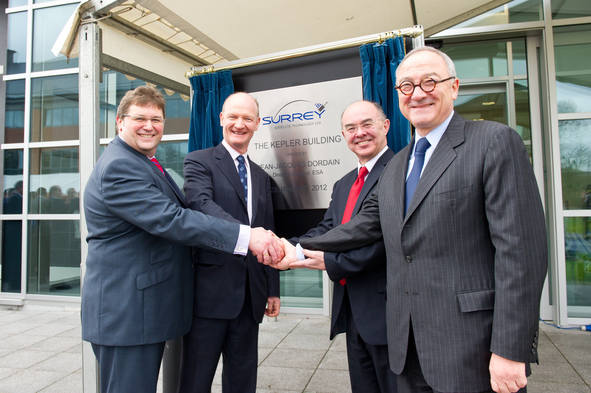 Inauguración de las instalaciones de SSTL (Surrey, Reino Unido).