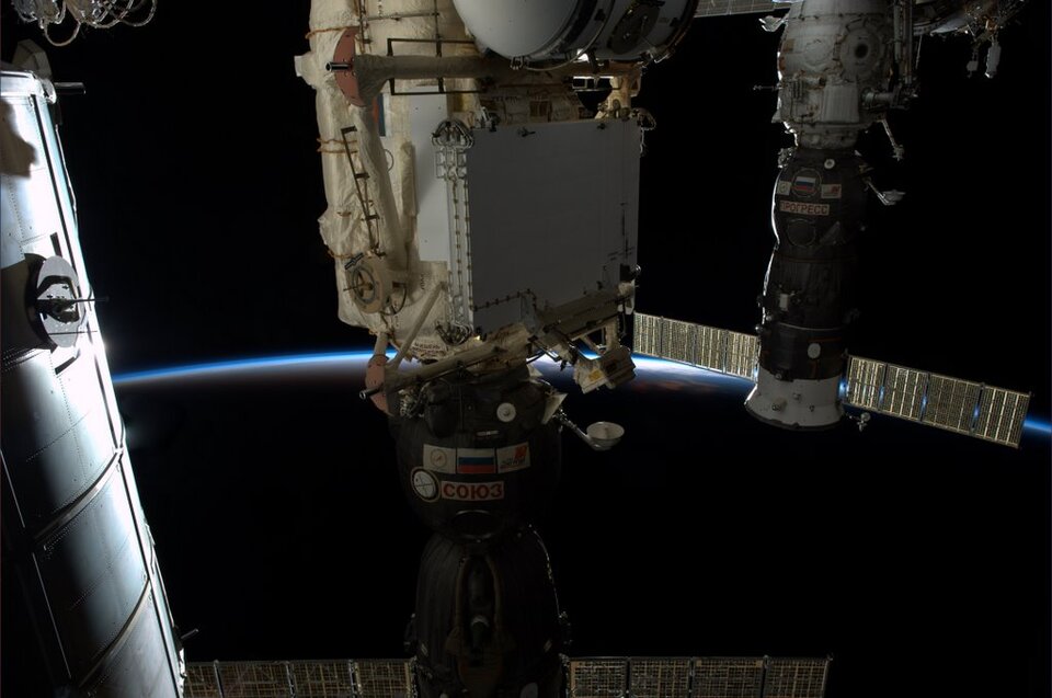 Die ISS über der Abenddämmerung