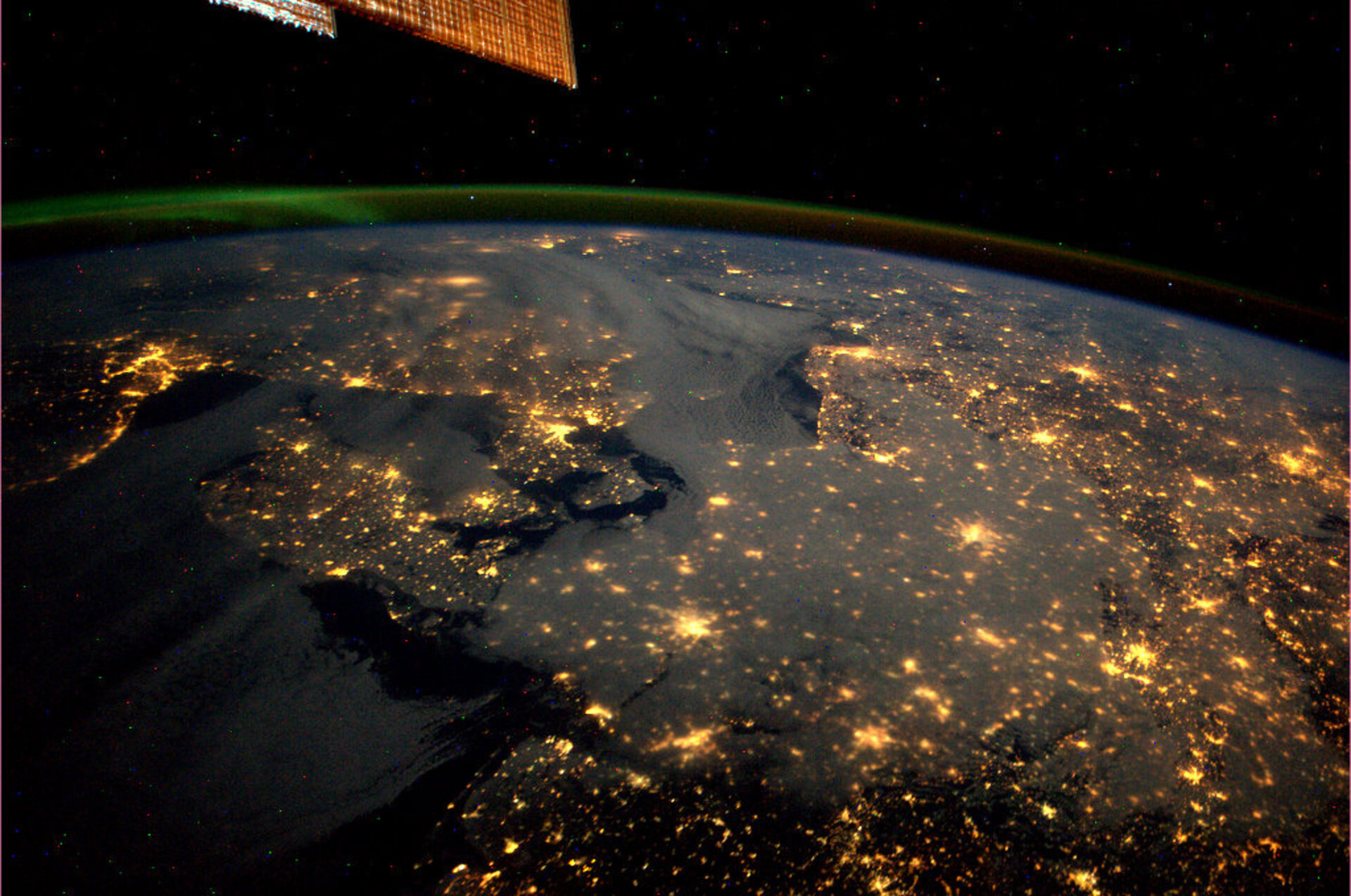 Какого цвета земля из космоса. Снимки земли НАСА. О земле и космосе. Земля из космоса. Планета из космоса.