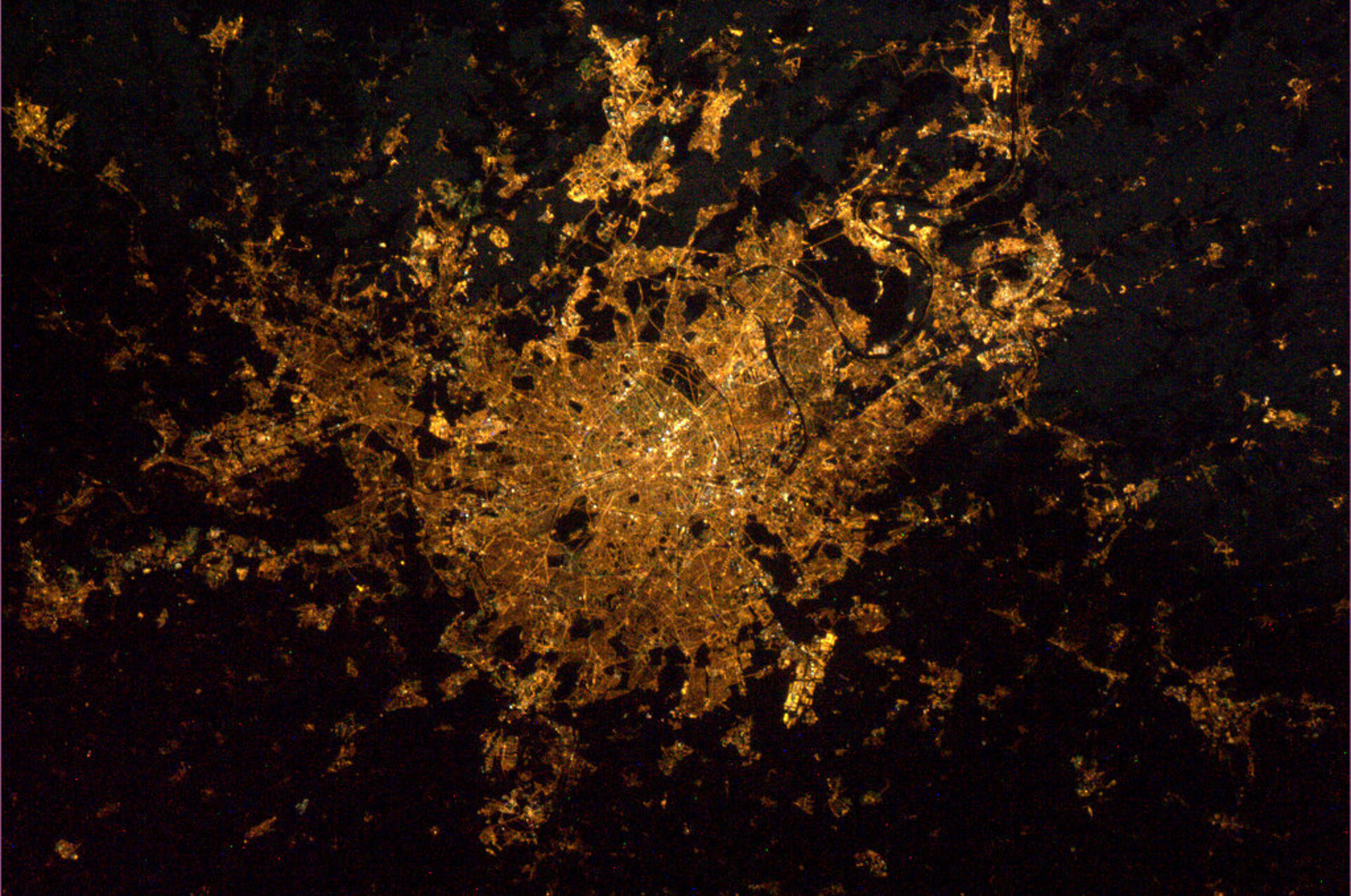 Vue de Paris par l’astronaute @astro_andre à bord de l’ISS