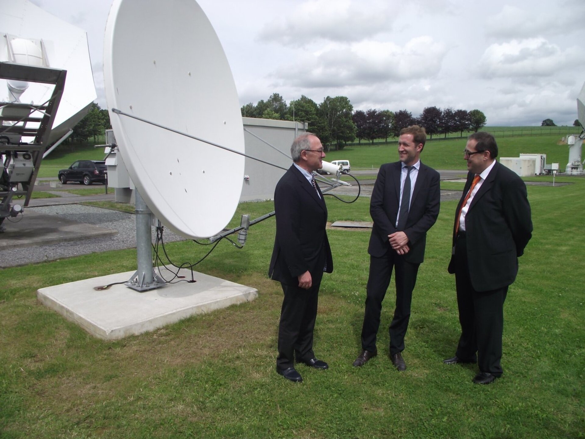ESA directeur-generaal Jean-Jacques Dordain, minister Paul Magnette en directeur Daniele Galardini van het grondstation van Redu