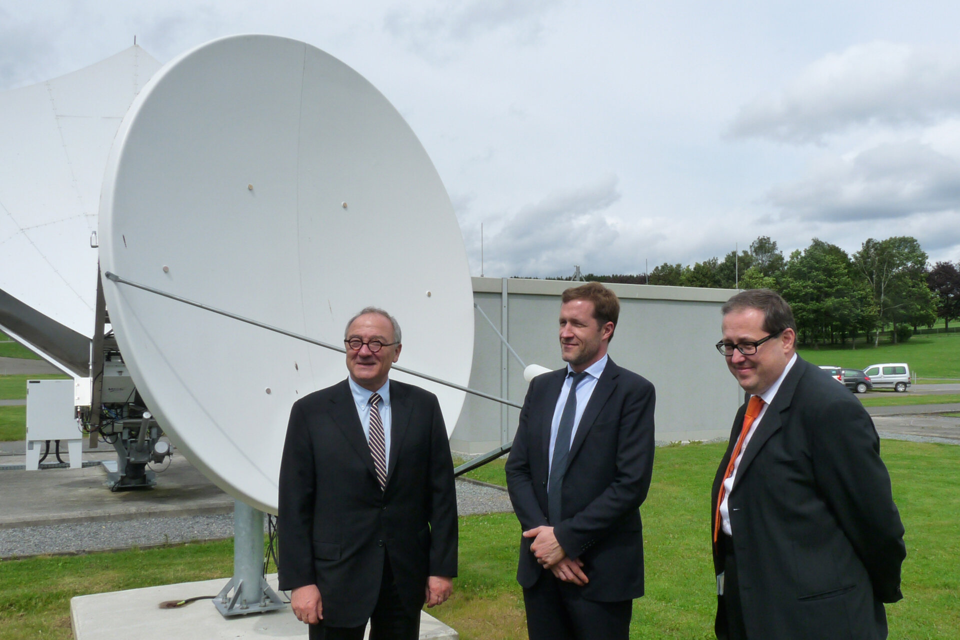ESA DG Jean-Jacques Dordain, Belgian science policy Minister Paul Magnette and Redu ground station director Daniele Galardini