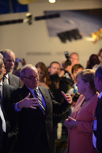 Angela Merkel and Jean-Jacques Dordain visit the exhibition