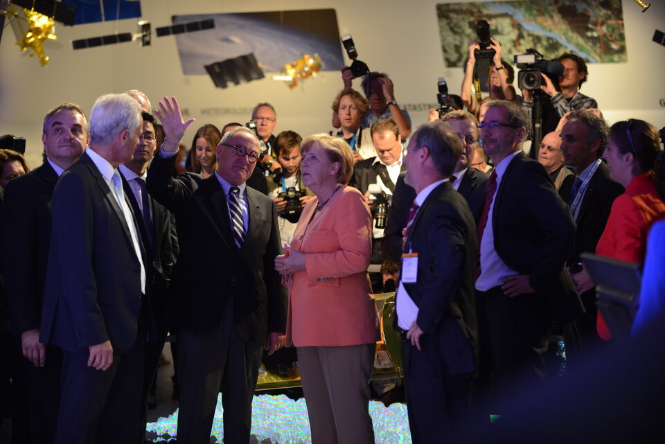 Bundeskanzlerin Angela Merkel und ESA-Generaldirektor Jean-Jacques Dordain auf der ILA 2012