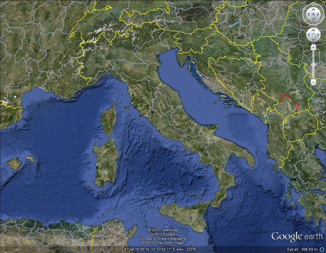 Mosaico di immagini acquisite dallo strumento MERIS rappresenta l'Italia (in verde) e le sue regioni (in bianco)