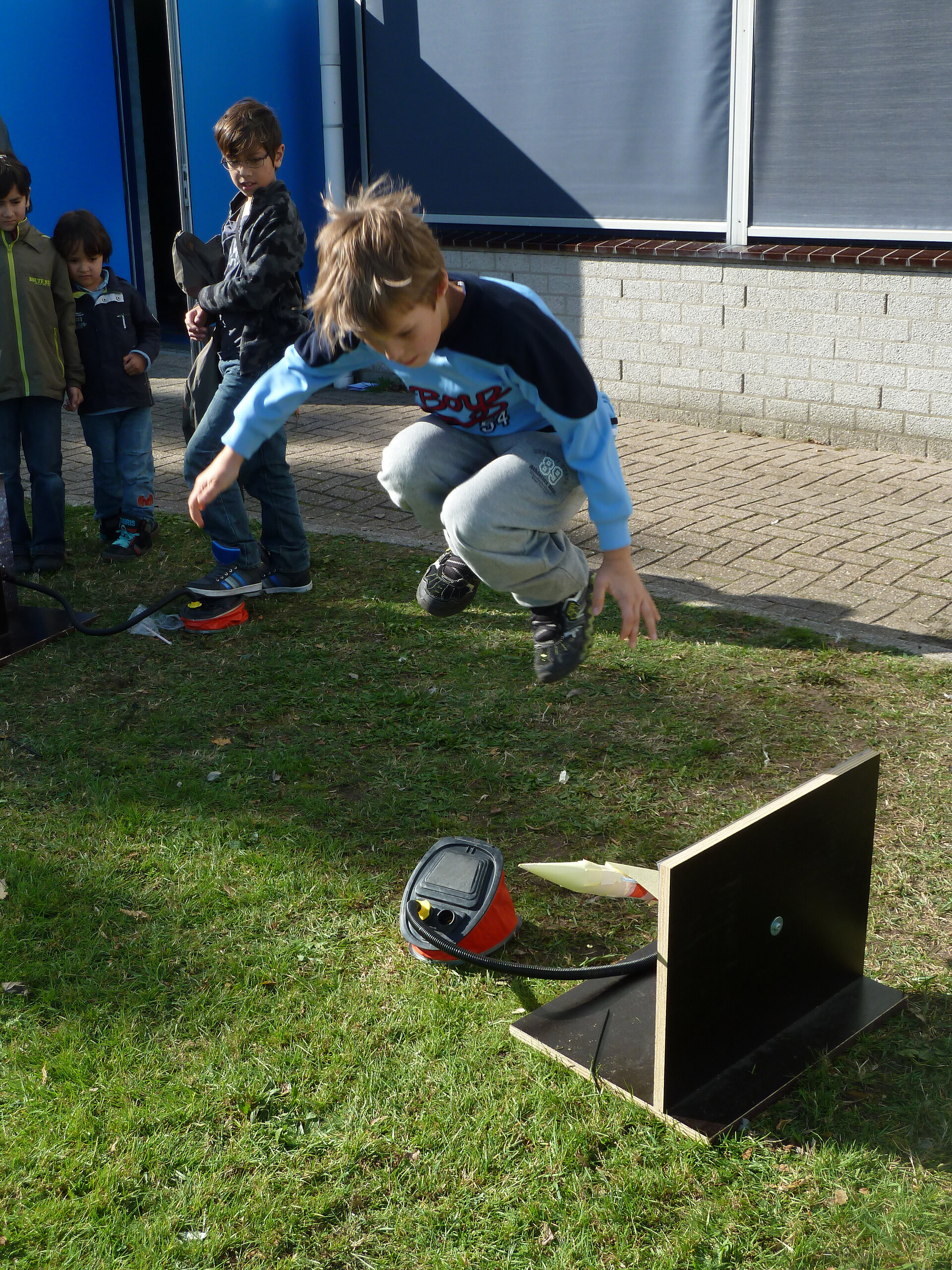 Een jongetje lanceert zijn zelfgebouwde raket op de open dag van ESTEC