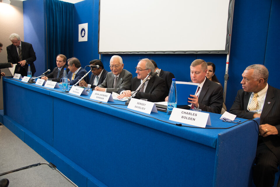 ESA DG at a press conference with heads of space agencies