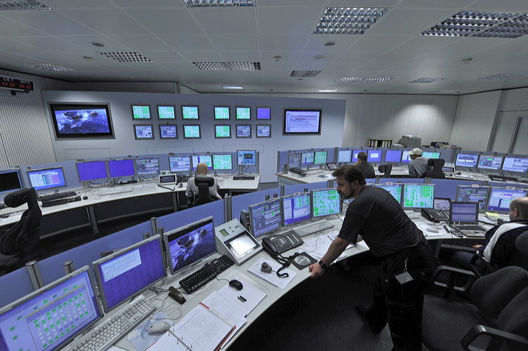 Tracking network control room 