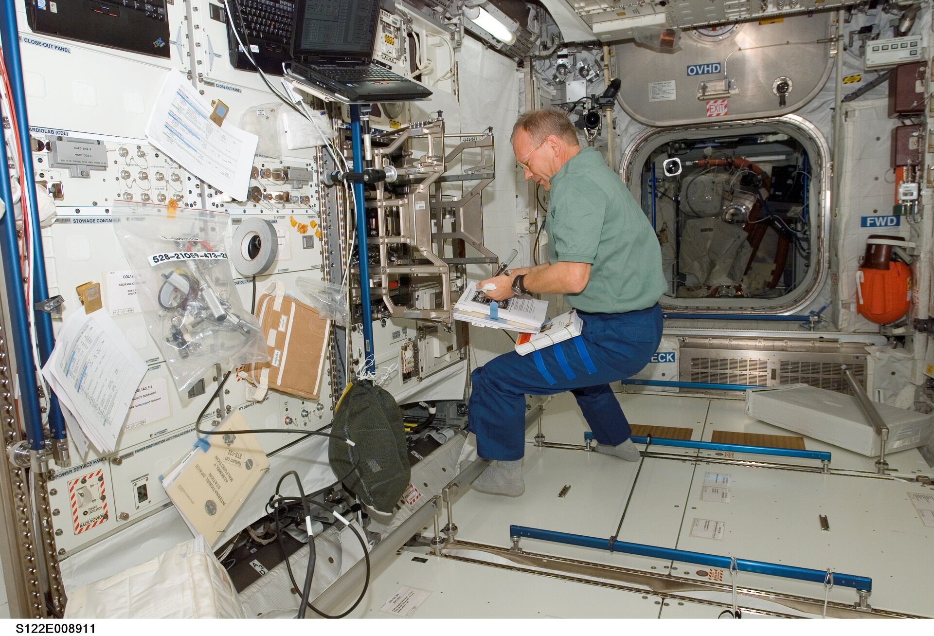 Hans Schlegel preparing the Columbus module