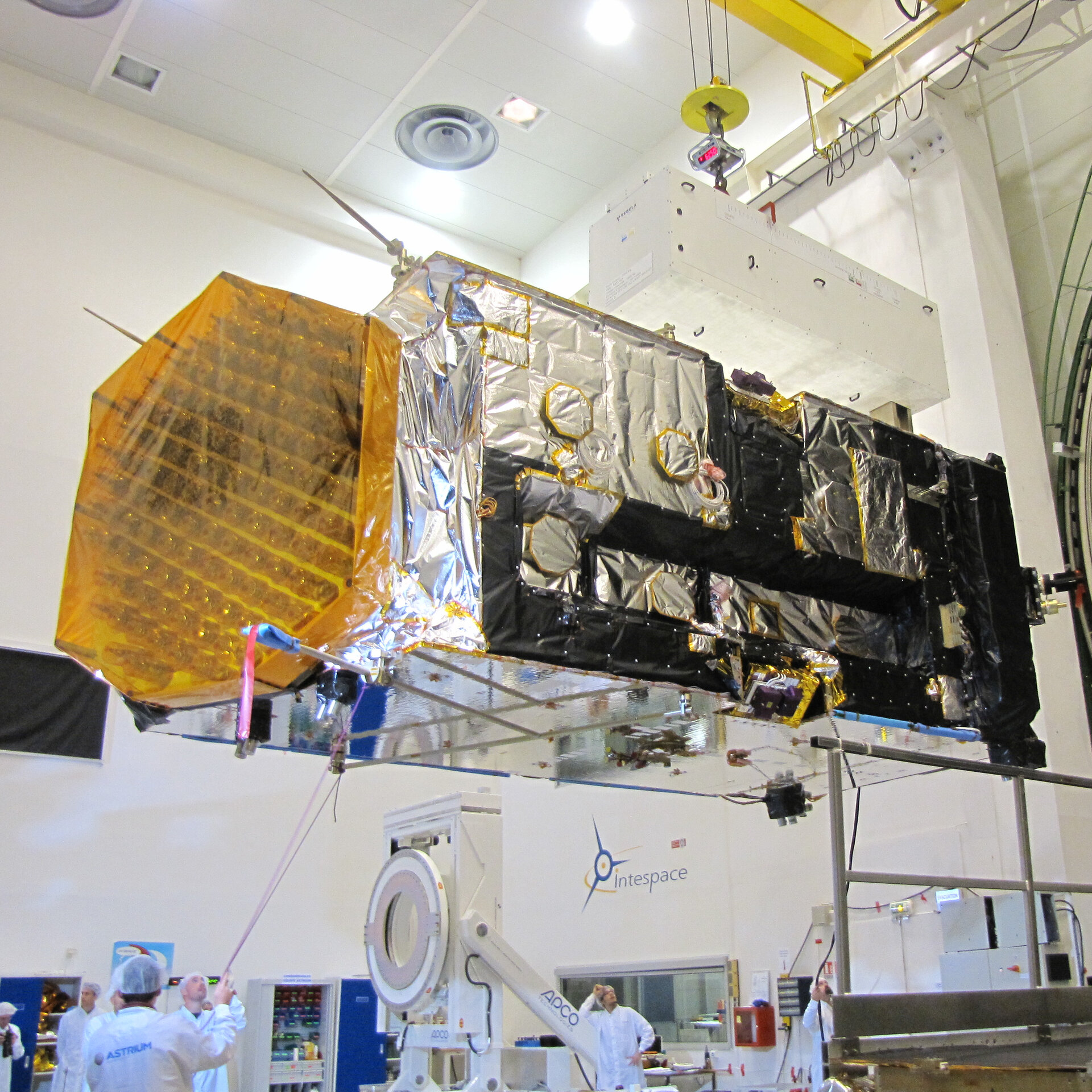 Alphasat is prepared for the thermal–vacuum chamber