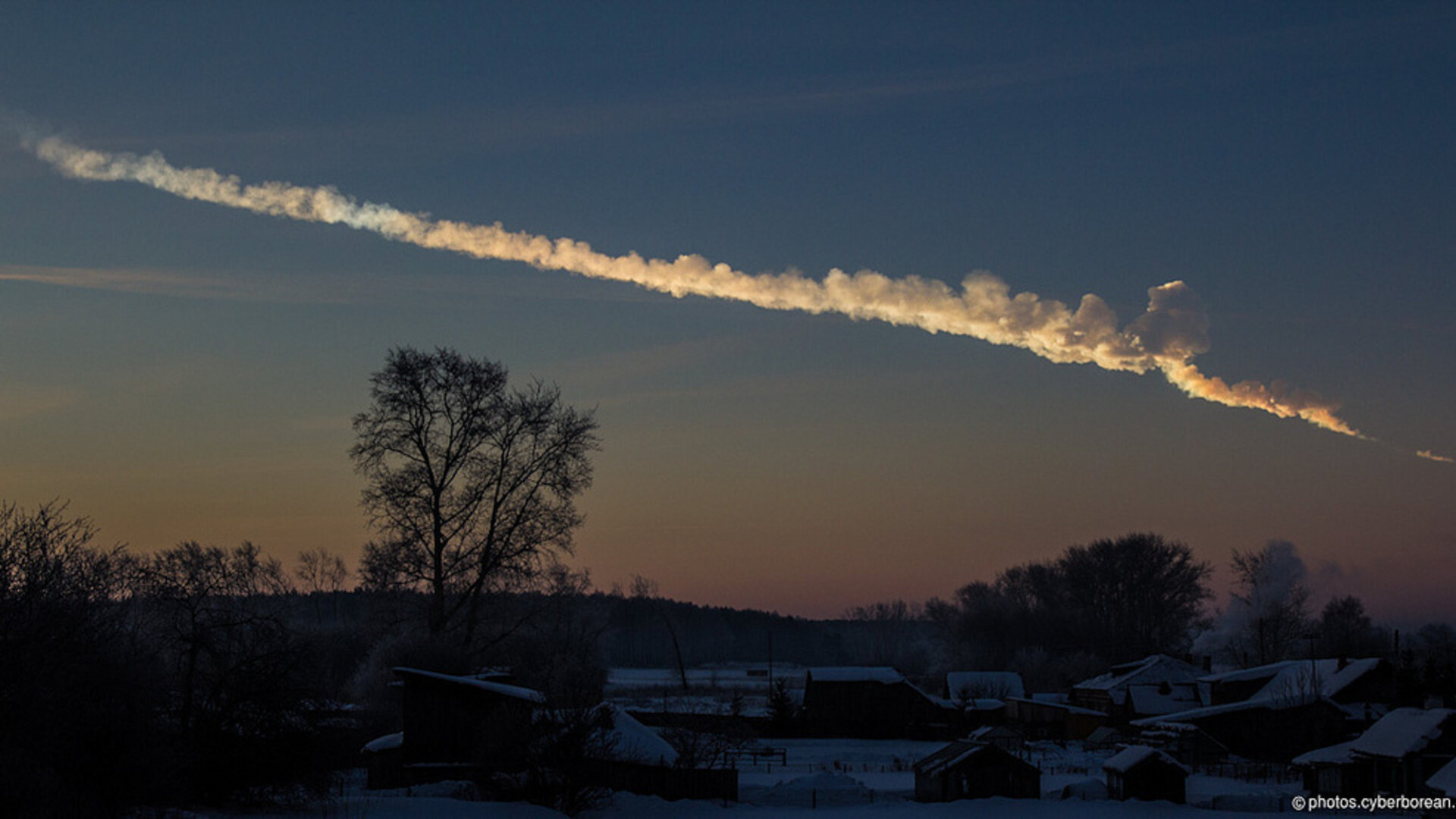 Chelyabinsk asteroid trail