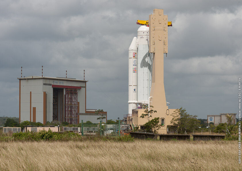 Traslado del lanzador Ariane al edificio de integración