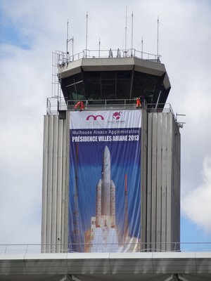 Image géante d'Ariane 5 sur la tour de contrôle de l'EuroAirport 