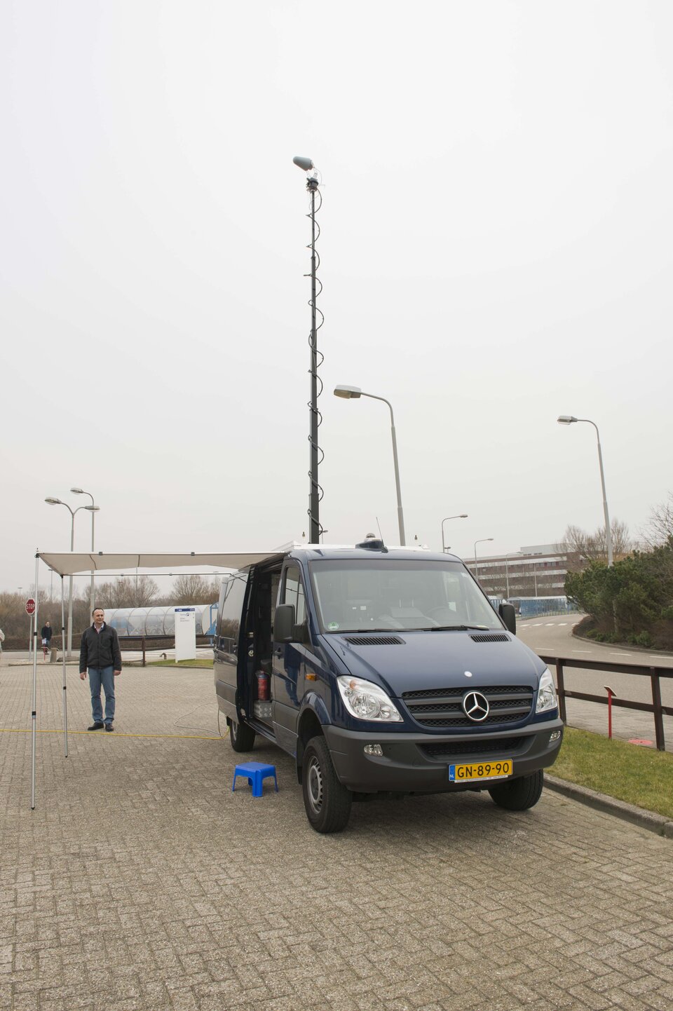 Vehicle's 8 m-high telescopic mast 