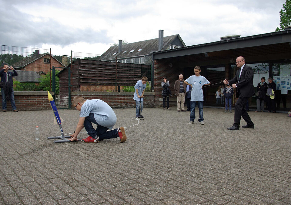 Launch of a water rocket  at the Han-sur-Lesse school playground