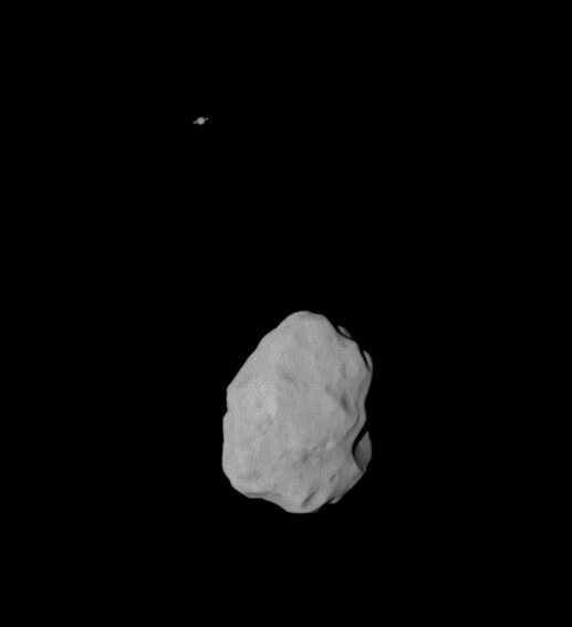 L'astéroïde Lutetia avec en arrière-plan la planète Saturne