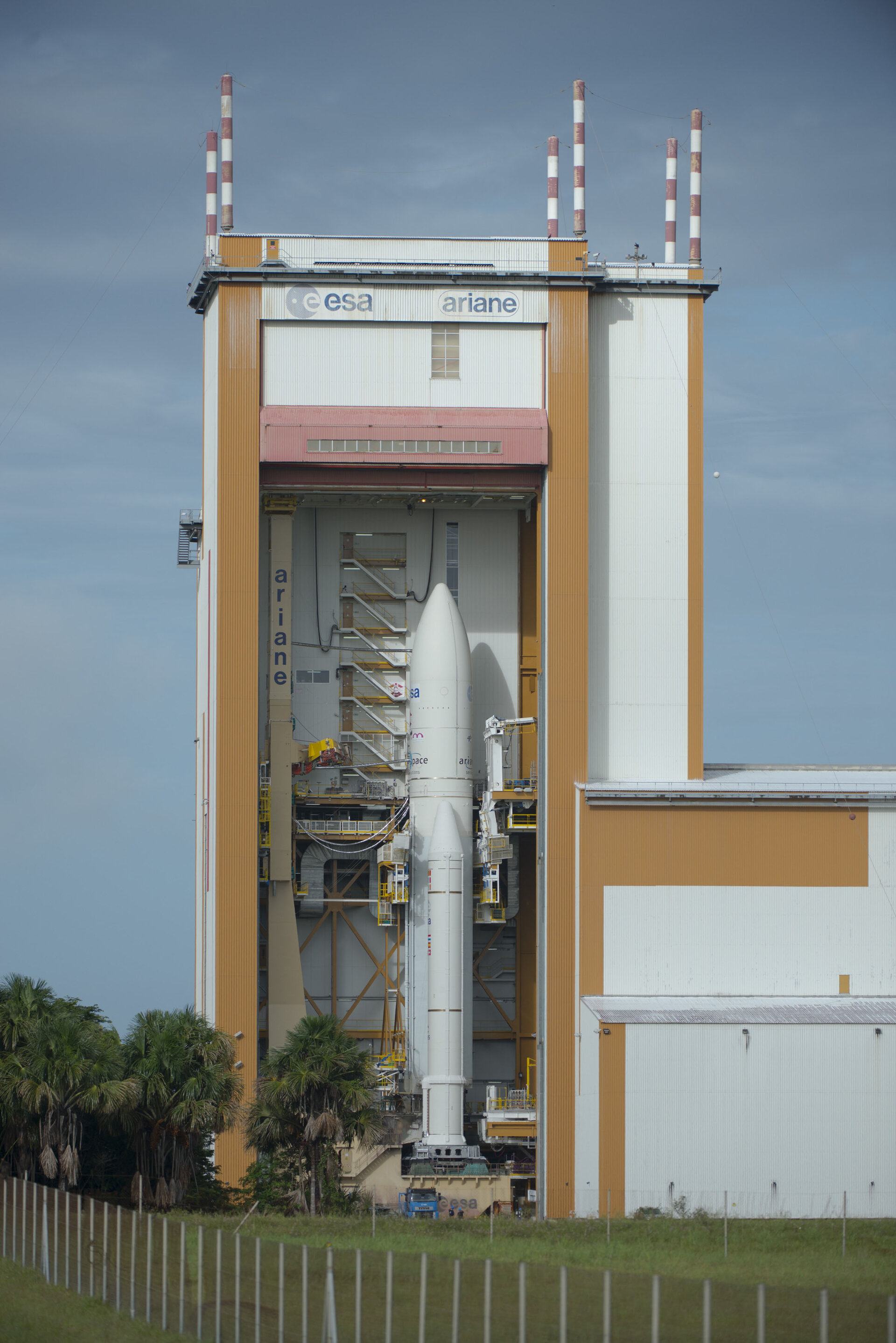 Ariane 5 in the BAF ready for transfer to the launch pad