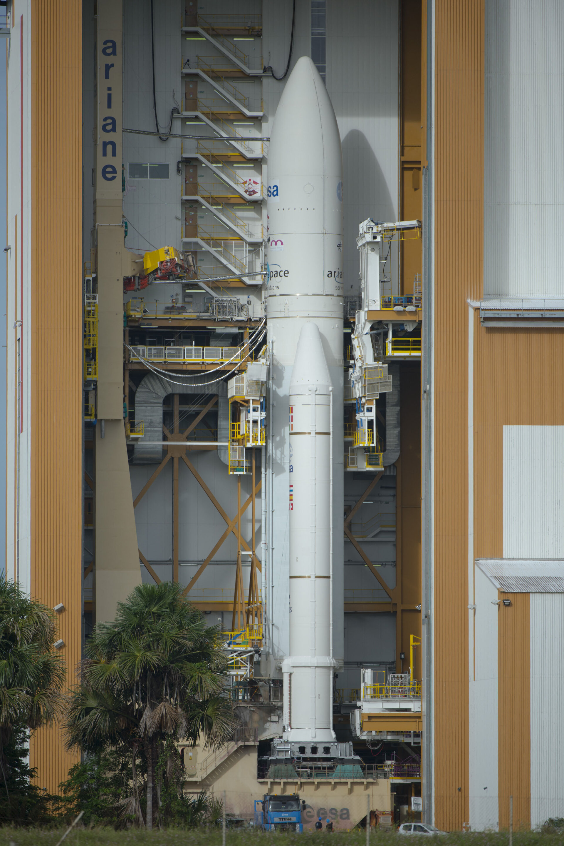 Ariane 5 in the BAF ready for transfer to the launch pad