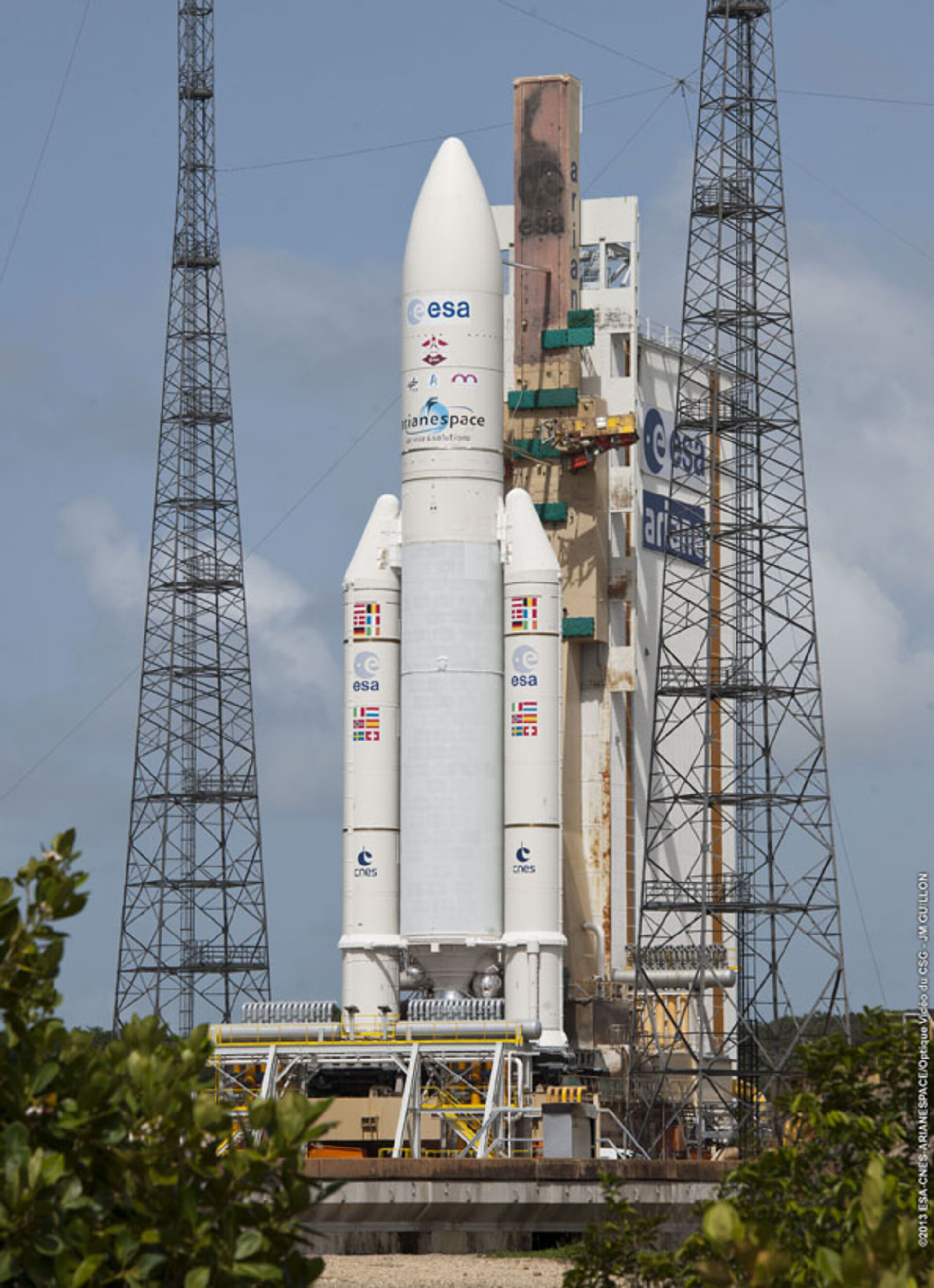 Ariane 5 VA213 roll out to launchpad