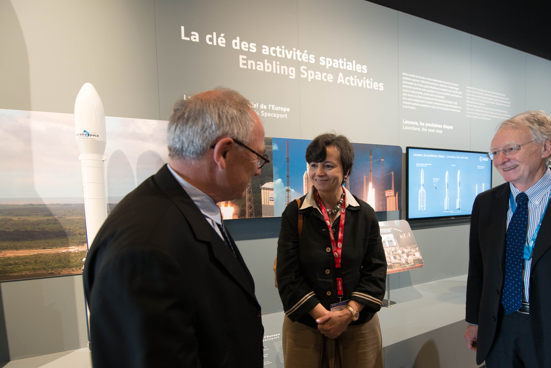 Jean-Jacques Dordain present to Maria Chiara Carrozza the ESA Pavilion