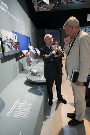 Jean-Jacques Dordain presents the ESA pavilion to Carl Bildt 