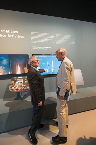 Jean-Jacques Dordain presents the ESA pavilion to Carl Bildt 