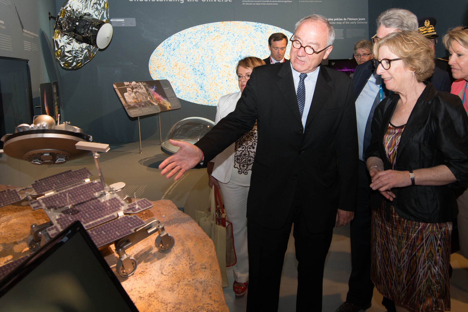 Jean-Jacques Dordain presents to Genevieve Fioraso the ESA Pavilion