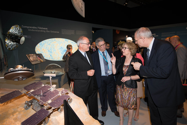 Jean-Jacques Dordain presents to Genevieve Fioraso the ESA Pavilion