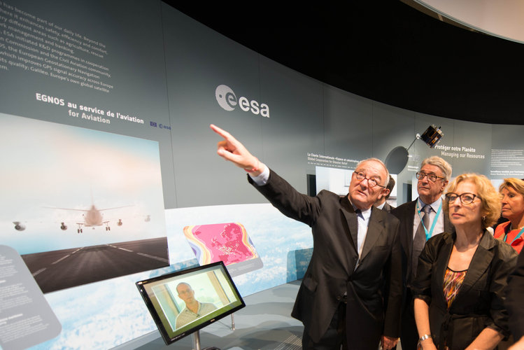 Jean-Jacques Dordain presents to Genevieve Fioraso the ESA Pavilion