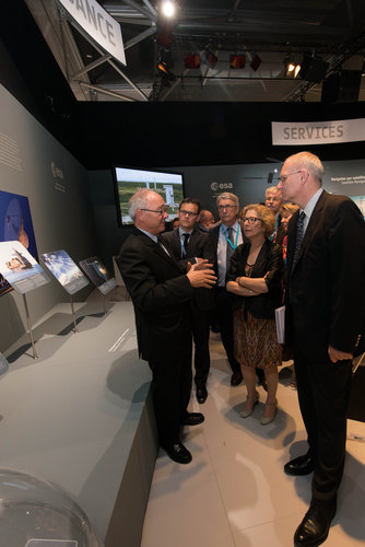 Jean-Jacques Dordain presents to Genevieve Fioraso the ESA Pavilion