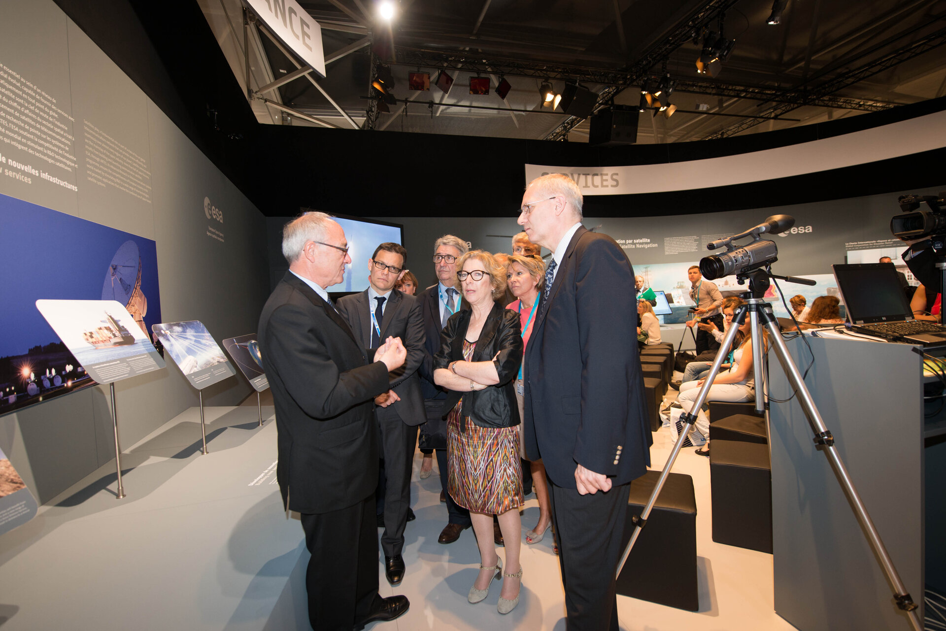 Jean-Jacques Dordain presents to Genevieve Fioraso the ESA Pavilion