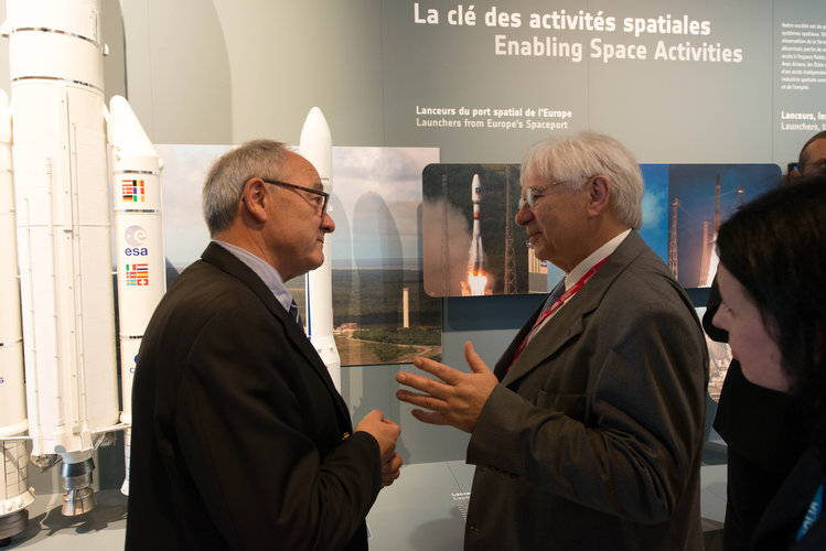 Jean-Jacques Dordain presents to Jose Raimundo Braga Coelho the ESA pavilion 