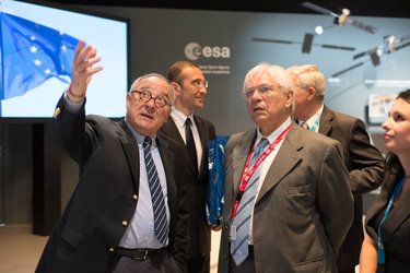 Jean-Jacques Dordain presents to Jose Raimundo Braga Coelho the ESA pavilion 